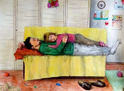 Ein Mann und ein Kind liegen auf einem gelben Sofa. 