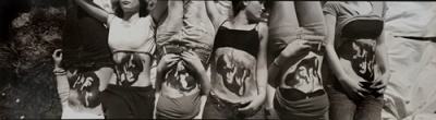 Mehrere Frauen liegen nebeneinander